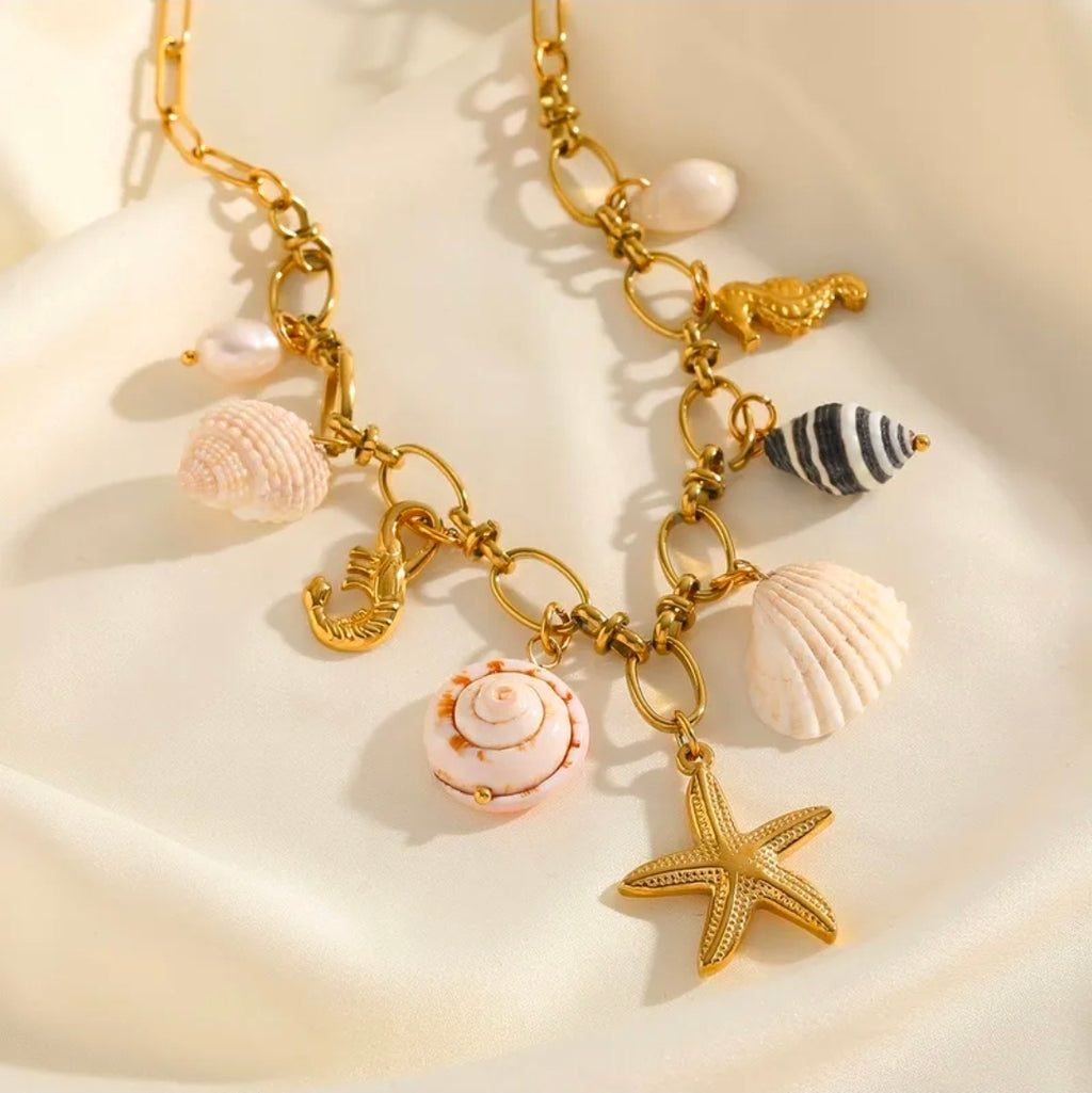 Coastal Luxe - 18K vergoldete Edelstahl- Halskette | Seestern, Muscheln & Perlen