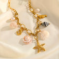 Coastal Luxe - 18K vergoldete Edelstahl- Halskette | Seestern, Muscheln & Perlen