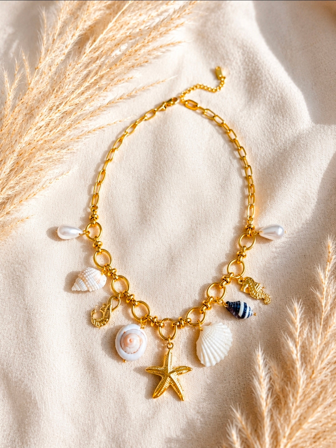 Coastal Luxe - 18K vergoldete Edelstahl- Halskette | Seestern, Muscheln & Perlen