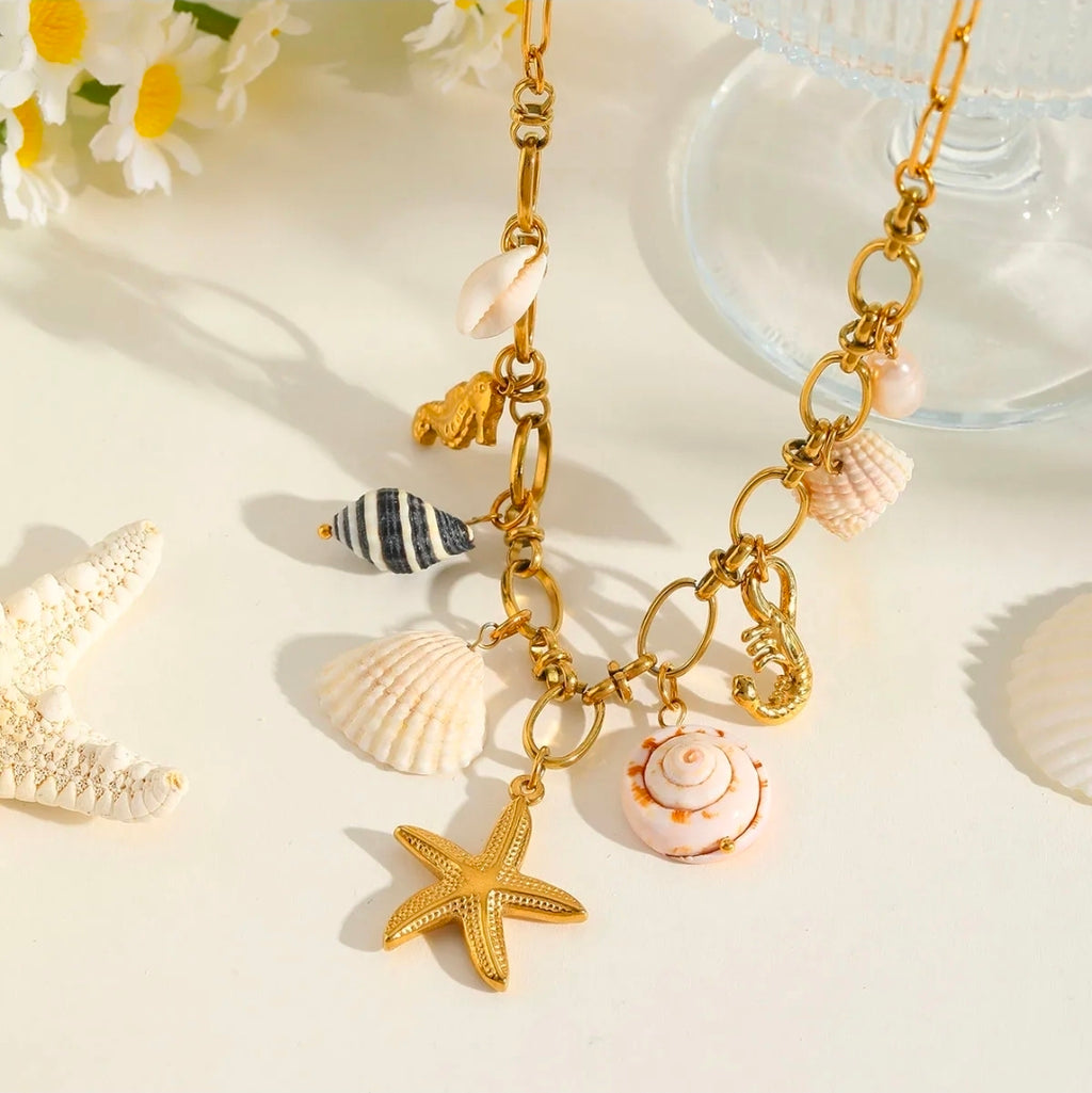 Coastal Luxe - 18K vergoldete Edelstahl- Halskette | Seestern, Muscheln & Perlen